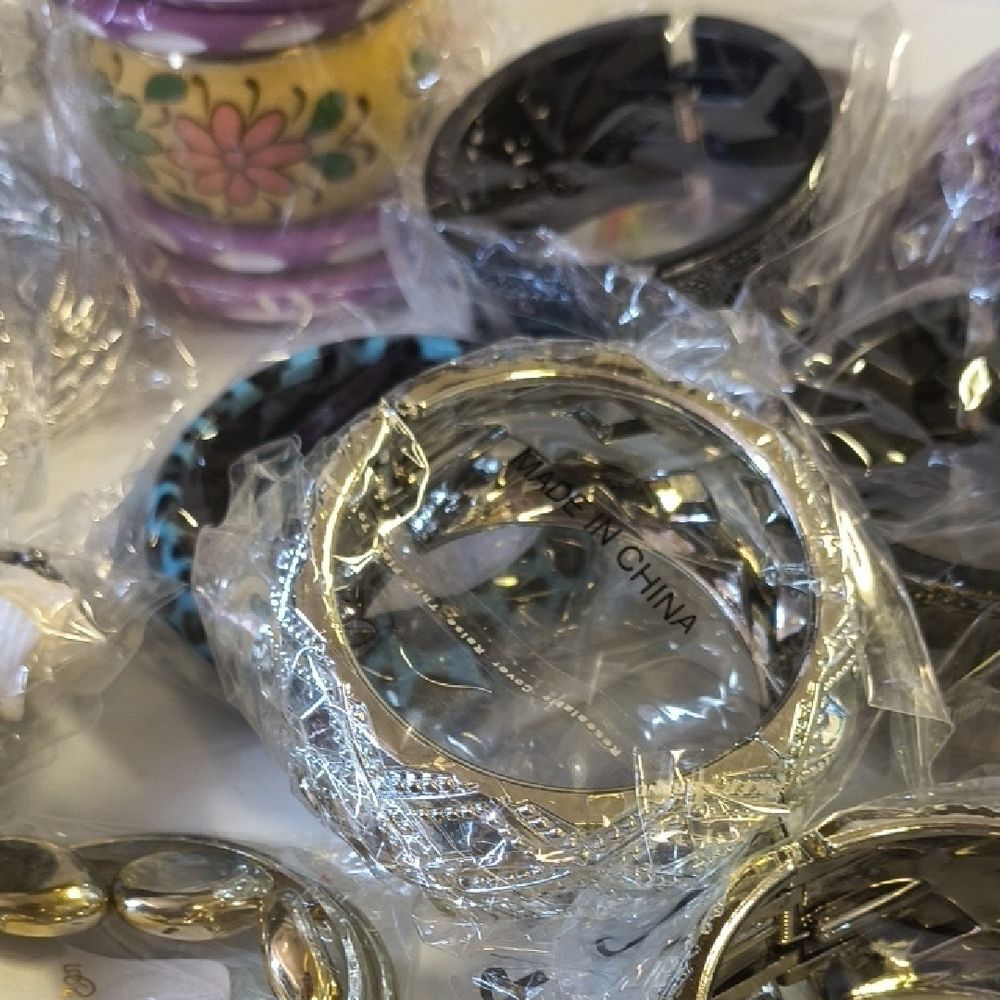 Assorted Bangle Bracelets Set - Picture 3 of 4